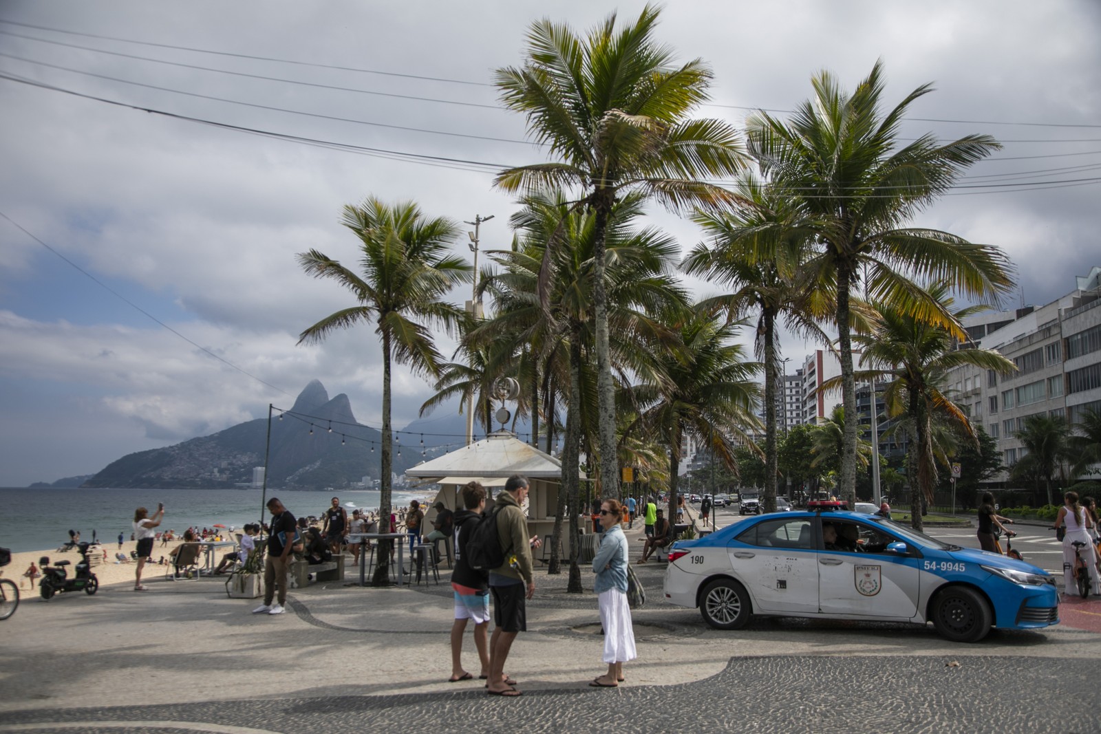 Policiamento no Arpoador, em Ipanema, bairro em que nenhum dos quatro roubos monitorados pelo Mapa do Crime cresceu — Foto: Guito Moreto / Agência O Globo