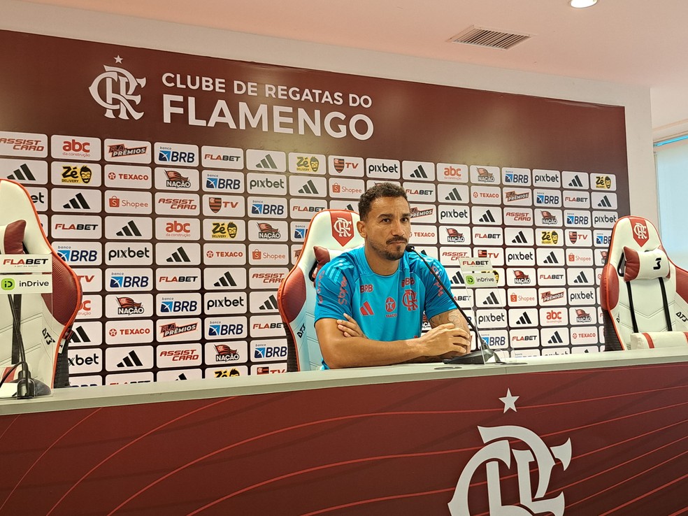Danilo concede coletiva no CT do Flamengo — Foto: Davi Ferreira