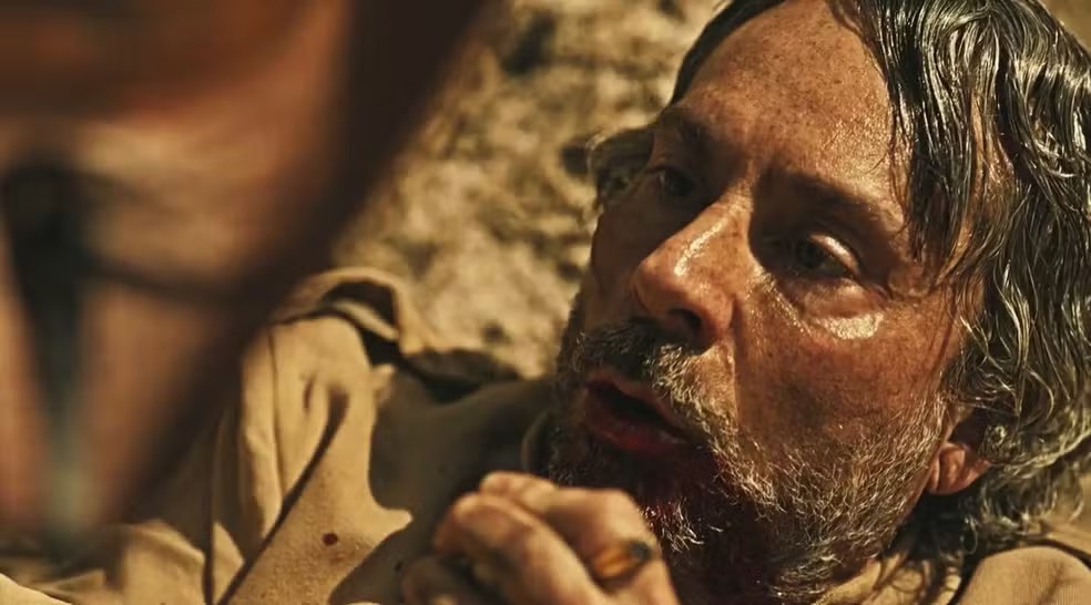 Alexandre Nero na cena da morte de Miguel Inácio em "Guerreiros do Sol" — Foto: Reprodução/Globoplay