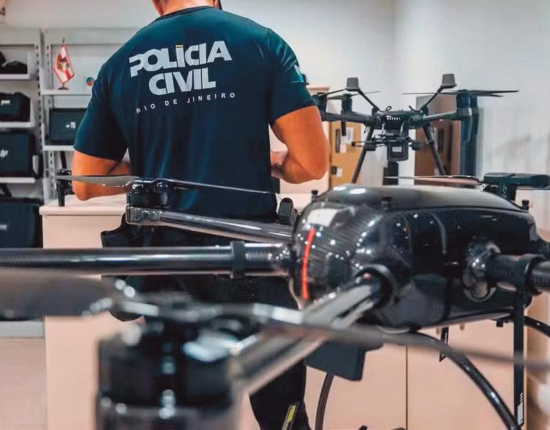 Guerra no céu: explosivos lançados por drones já feriram moradores em ataques no Rio  - QTU Questões do Universo
