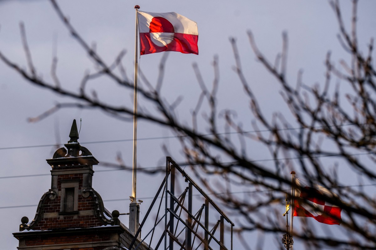 A bandeira da Groenlândia (Erfalasorput) tremula no telhado do Castelo de Tivoli, em Copenhague — Foto: IDA MARIE ODGAARD/RITZAU SCANPIX/AFP