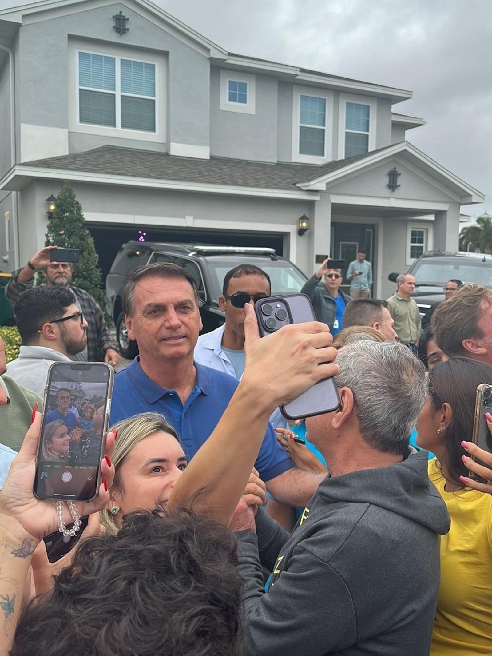 Bolsonaro por vários dias cumprimentou apoiadores que foram à casa em que se hospedou nos EUA — Foto: Reprodução