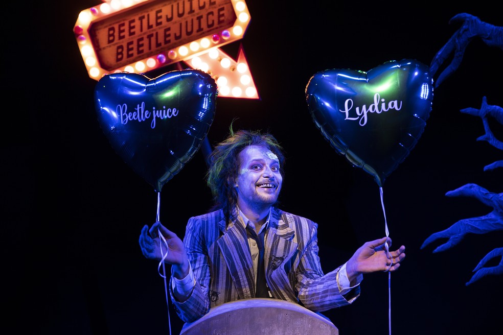 Eduardo Sterblitch encarna o incônico fantasma Beetlejuice na superprodução da Broadway — Foto: Divulgação/Leo Aversa