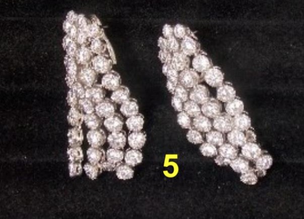 Par de brincos prateados em ouro branco com 80 diamantes tem lance mínimo de R$ 138.267,70 — Foto: Reprodução