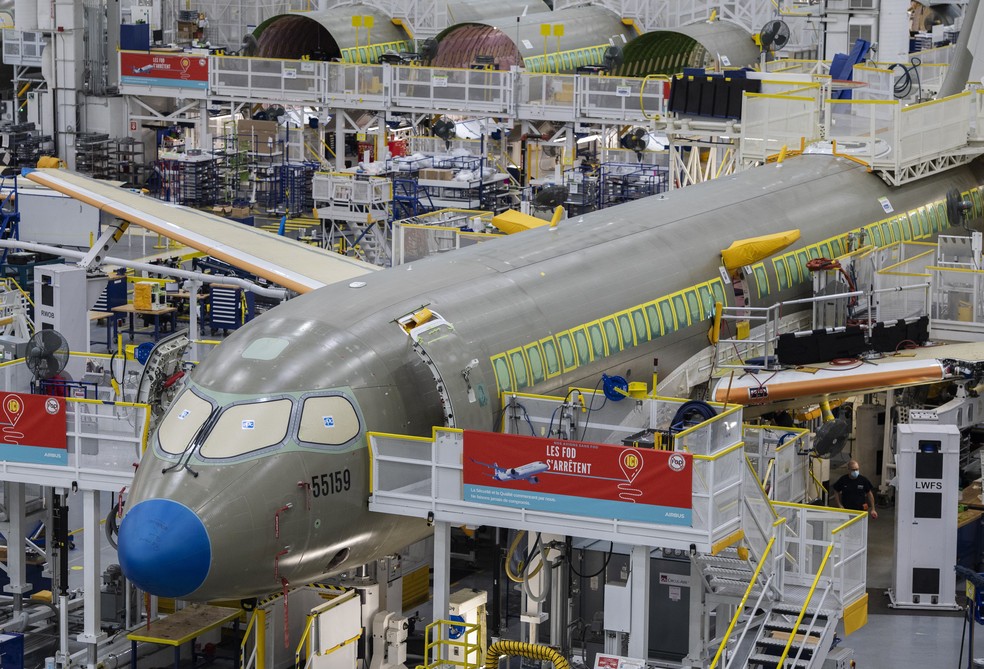 Montagem do Airbus A220 &mdash; Foto: Graham Hughes/Bloomberg