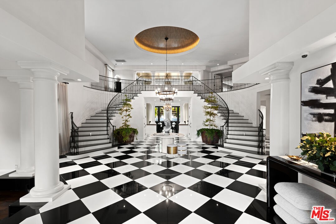 Inside the Kardashian mansion — Photo: Disclosure
