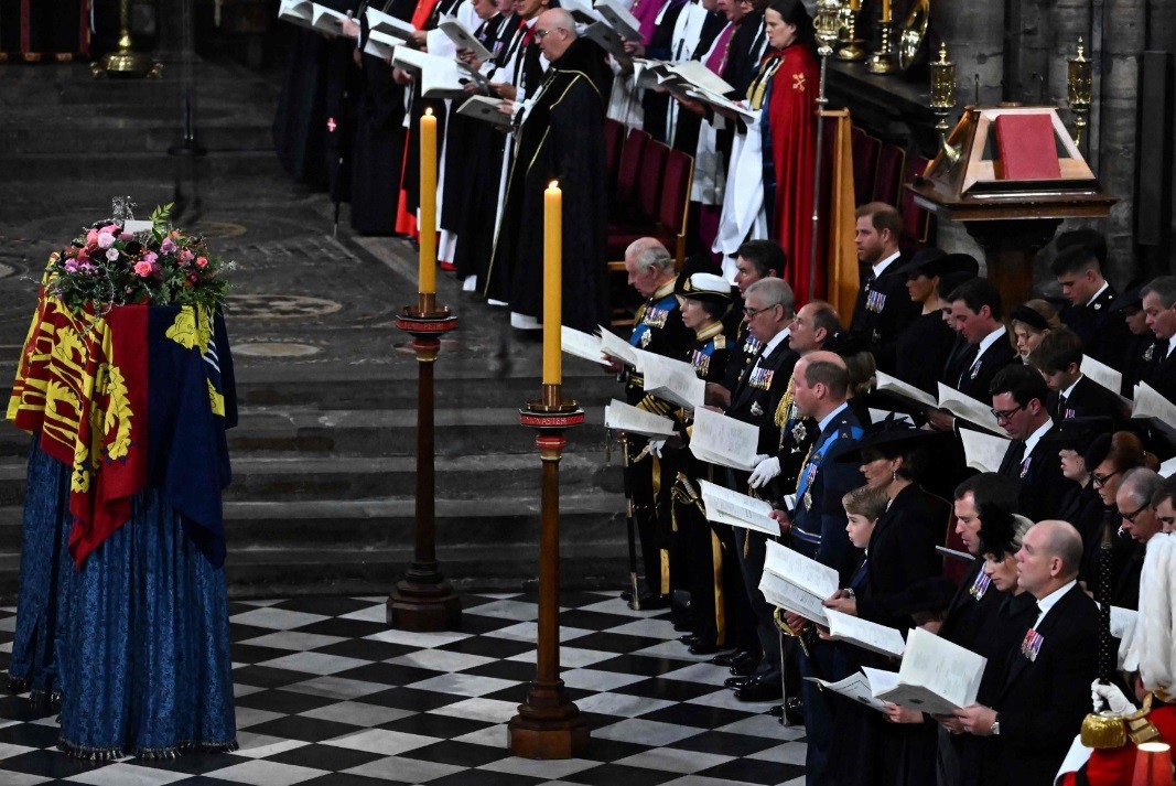 Família real britânica durante o funeral da rainha Elizabeth II na Abadia de  Westminster , em Londres — Foto:  Ben Stansall / POOL / AFP