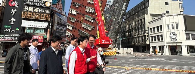 Políticos observam danos de terremoto em Hualien, Taiwan — Foto: CNA / AFP