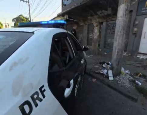 Polícia encontra 400 placas de trânsito, semáforos, tampas de bueiro e até hidrante em ferro-velho na Zona Oeste - Foto