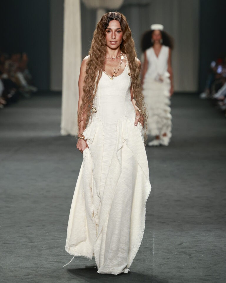 Camila Pitanga é a Deusa do Tempo na passarela da Rio Fashion Week