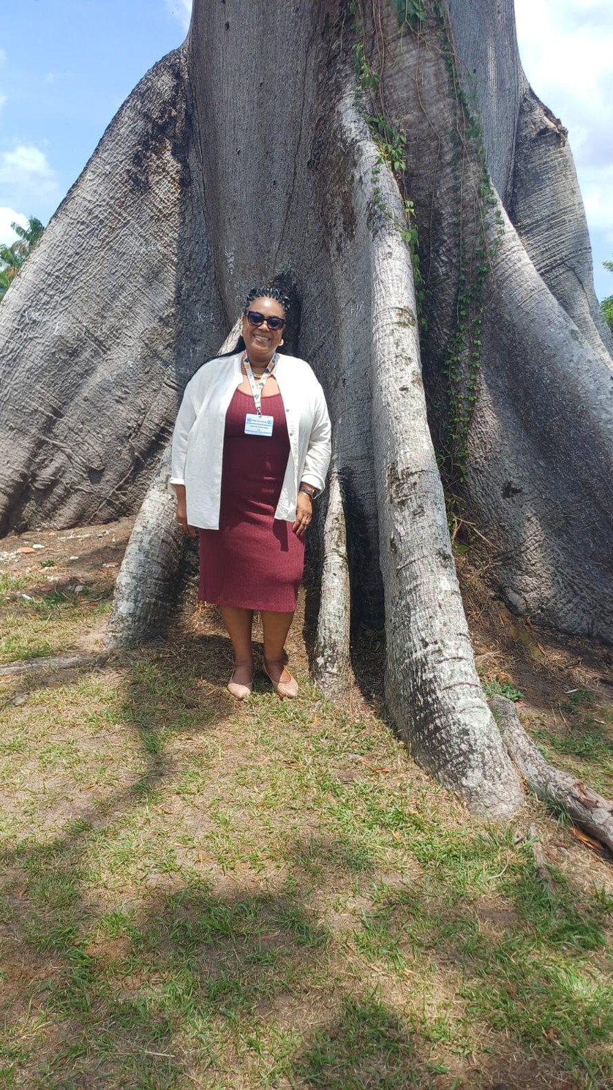 A quilombola Kátia Penha, coordenadora da Conaq, posa em frente a Samaúma, em Belém: 'é preciso valorizar saber ancestral'