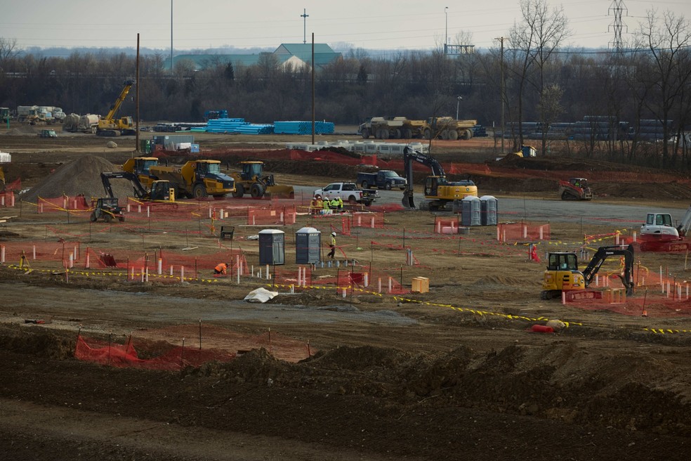Equipes de constru&ccedil;&atilde;o trabalham em um futuro data center da Amazon em Hilliard (Ohio) &mdash; Foto: Brian Kaiser/Bloomberg