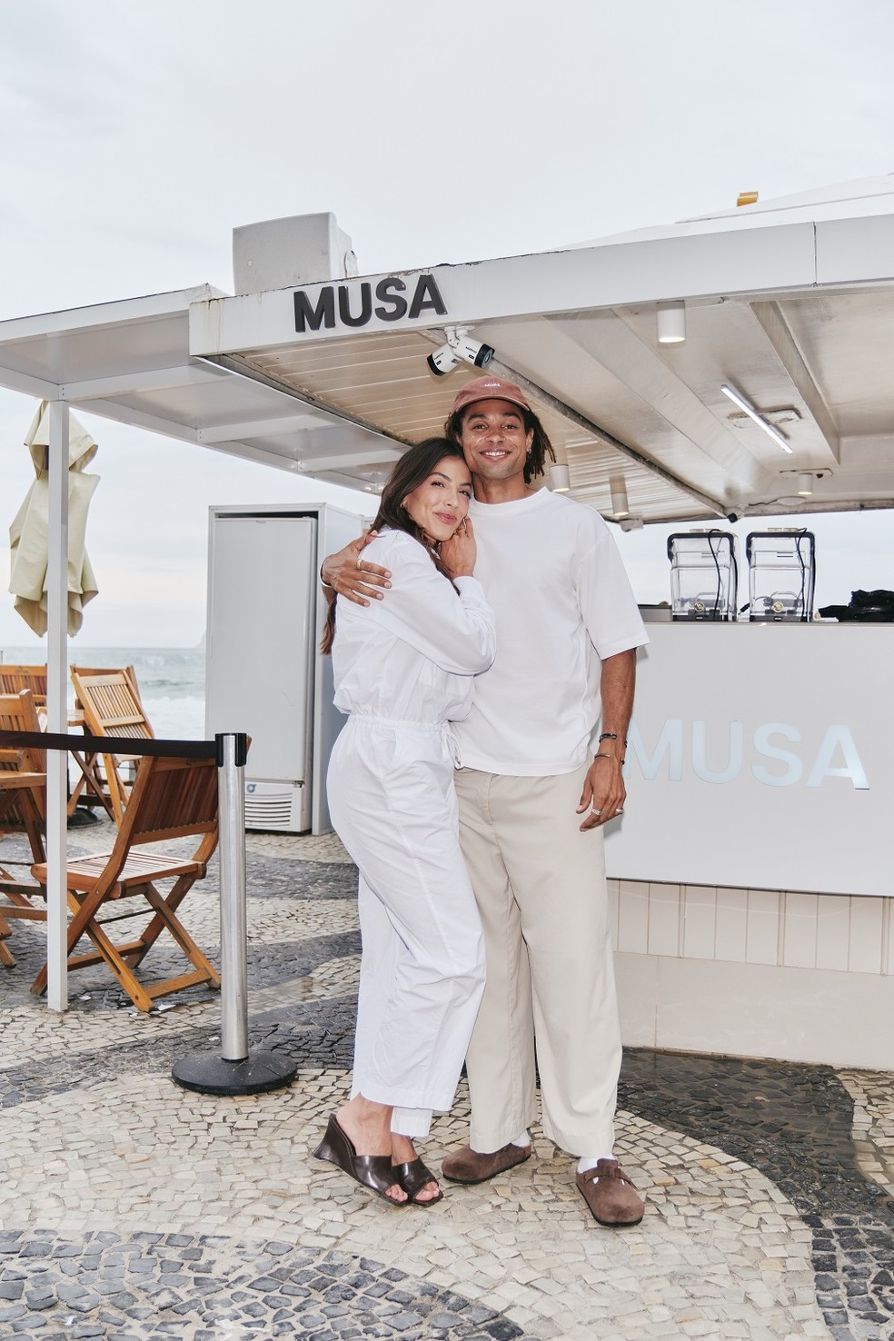 Rachel Apollonio e  Matthew Mbye no quiosque Musa, em São Conrado: foco nos turistas de fora do país desde a inauguração — Foto: Divulgação/Musa