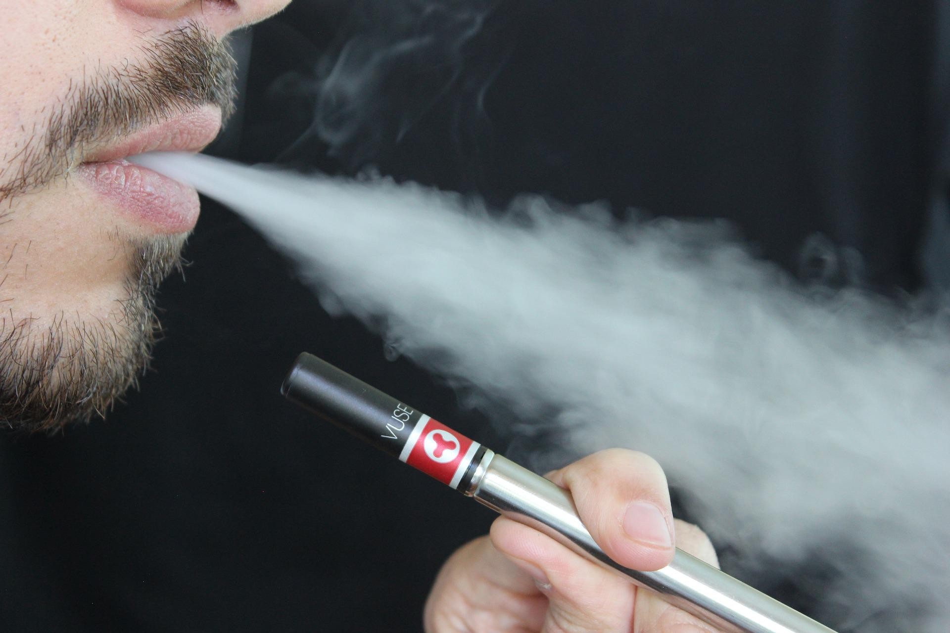 Vape: pesquisadores apontam os principais motivos que fazem os adolescentes usarem o cigarro eletrônico