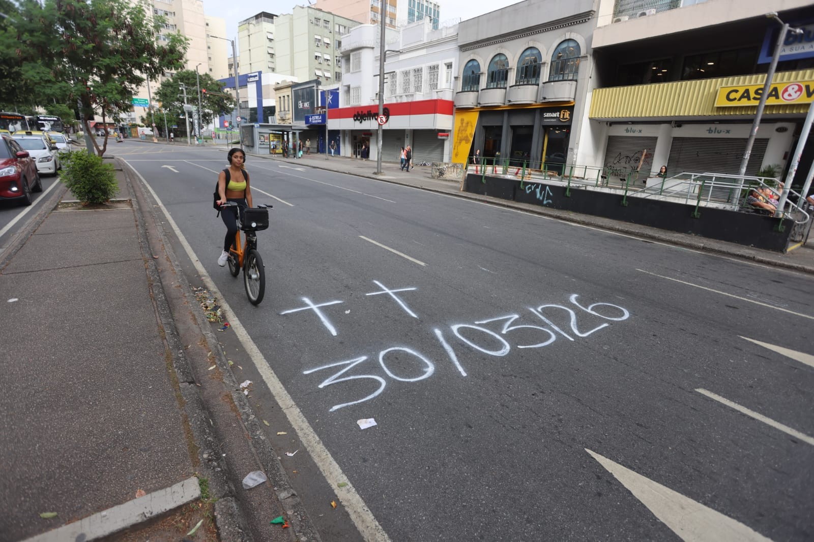Trecho de rua onde m&atilde;e e filho morreram, na Tijuca, amanhece com duas cruzes pintadas e pedido de ciclovia