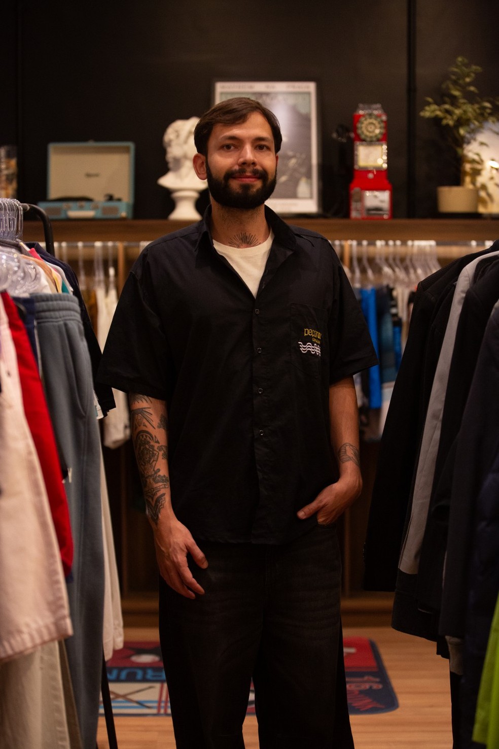 Raphael dos Reis, gerente do Brechó Peça Rara — Foto: Júlia Aguiar/ O Globo