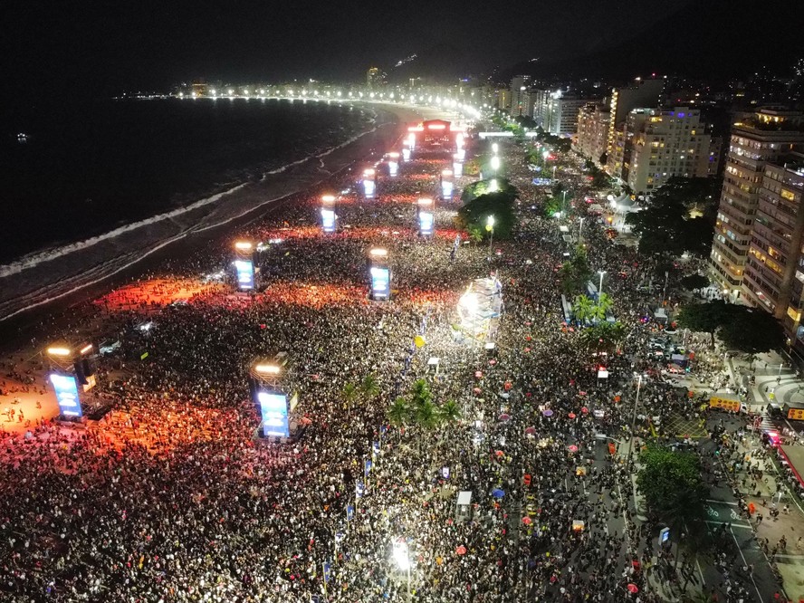 Jornais e perfis estrangeiros destacam gigantismo de show de Lady Gaga em Copacabana: 'Grandes multidões'