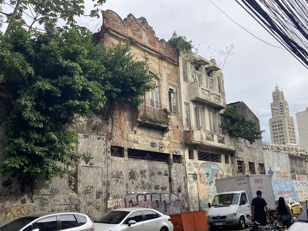 Um dos sobrados da Rua Senador Pompeu, 131, também tem estrutura visivelmente deteriorada — Foto: Camila Araujo/Agência O Globo