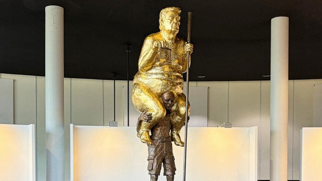 Estátua dourada e nua de Trump é exibida no Parlamento Europeu em protesto contra política climática dos EUA