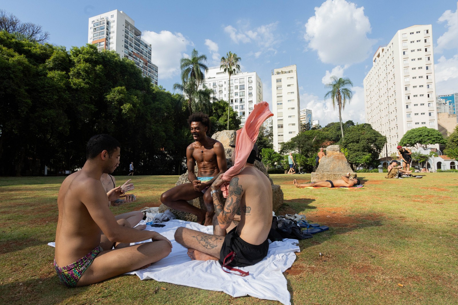 Paulistanos aproveitam dia de forte calor, para curtir o Parque Augusta com pouca roupa. Clima de praia em pleno inverno. — Foto: Maria Isabel Oliveira/ Agência O Globo