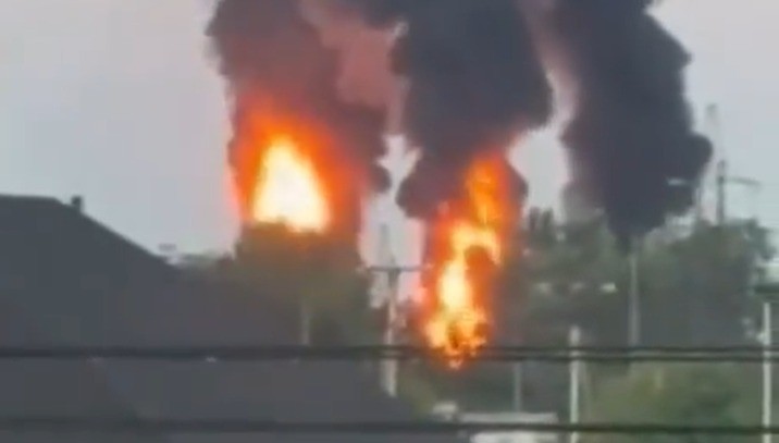 Destroços de drone ucraniano provocam incêndio em depósito de combustível russo
