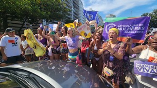 Ato contra feminicídio na Praia de Copacabana, Rio de Janeiro, no domingo (07/12) — Foto: Custodio Coimbra/Agência O Globo