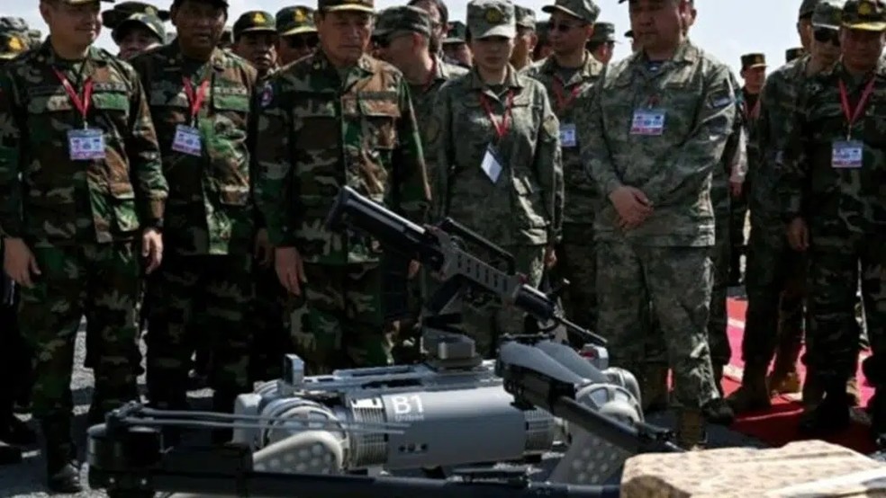 Militares observam cão robô — Foto: Reprodução/CCTV