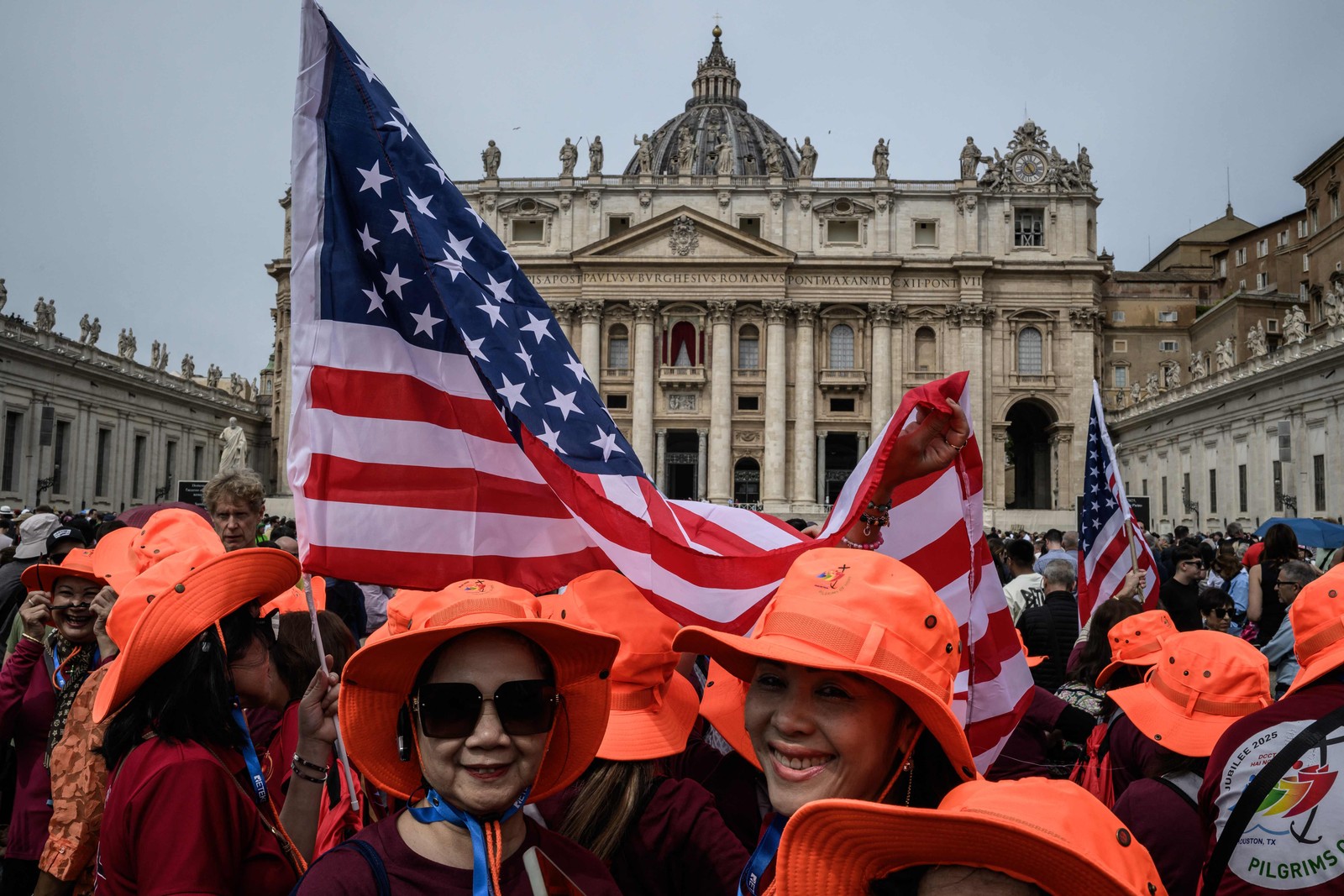Believers gather in St. Peter's Square with American flags — Photo: Andreas Solaro / AFP