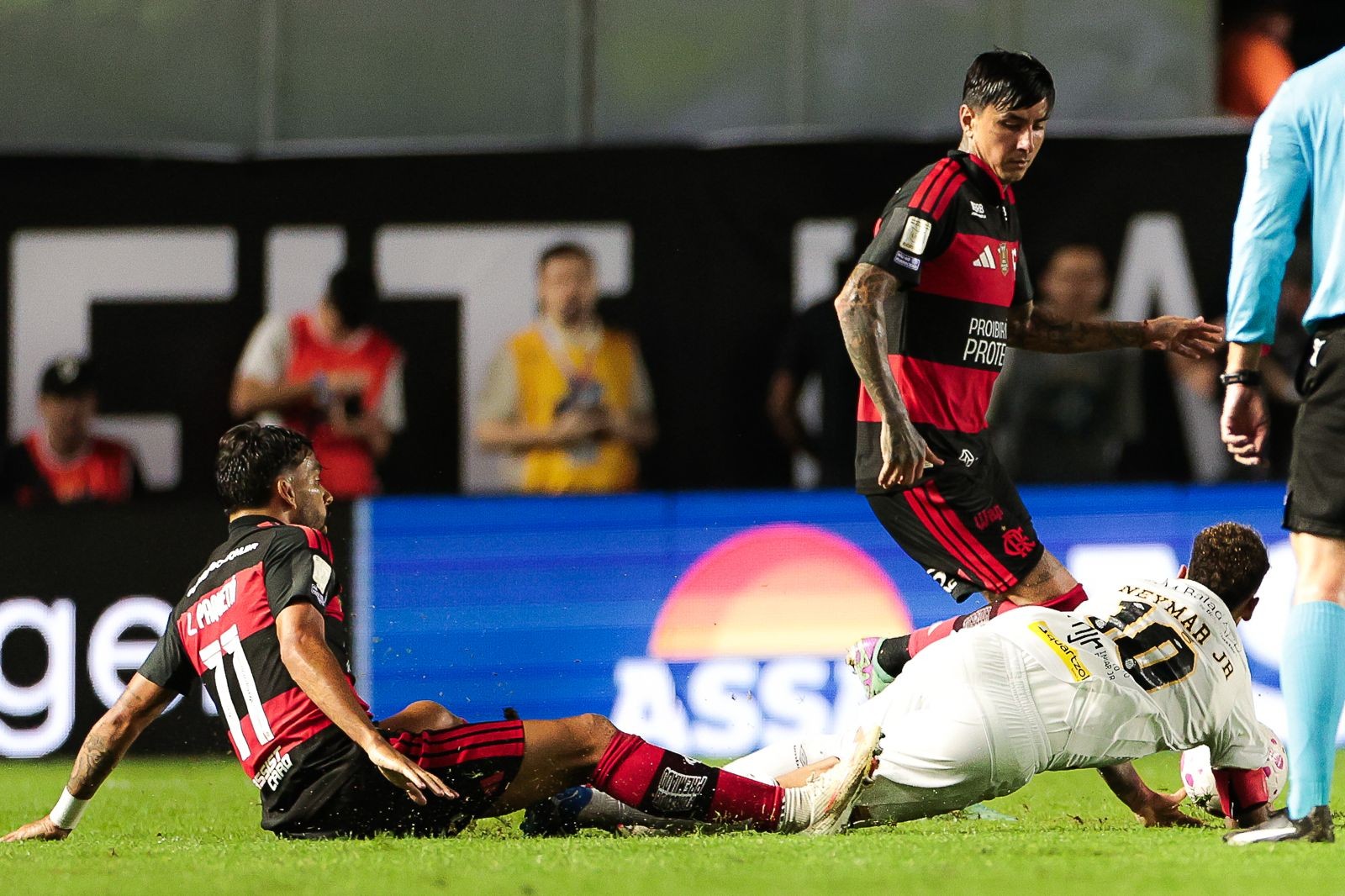 Em reta final de jogo catastrófica, Flamengo tem Jorginho expulso e cede empate de dois gols ao Santos