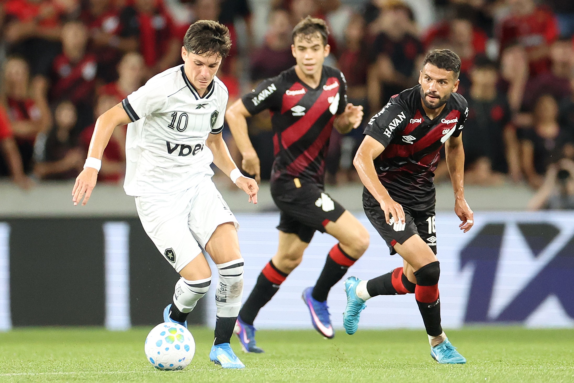 Análise: Afundado na crise, Botafogo vê problemas extracampo refletidos em goleada para o Athletico