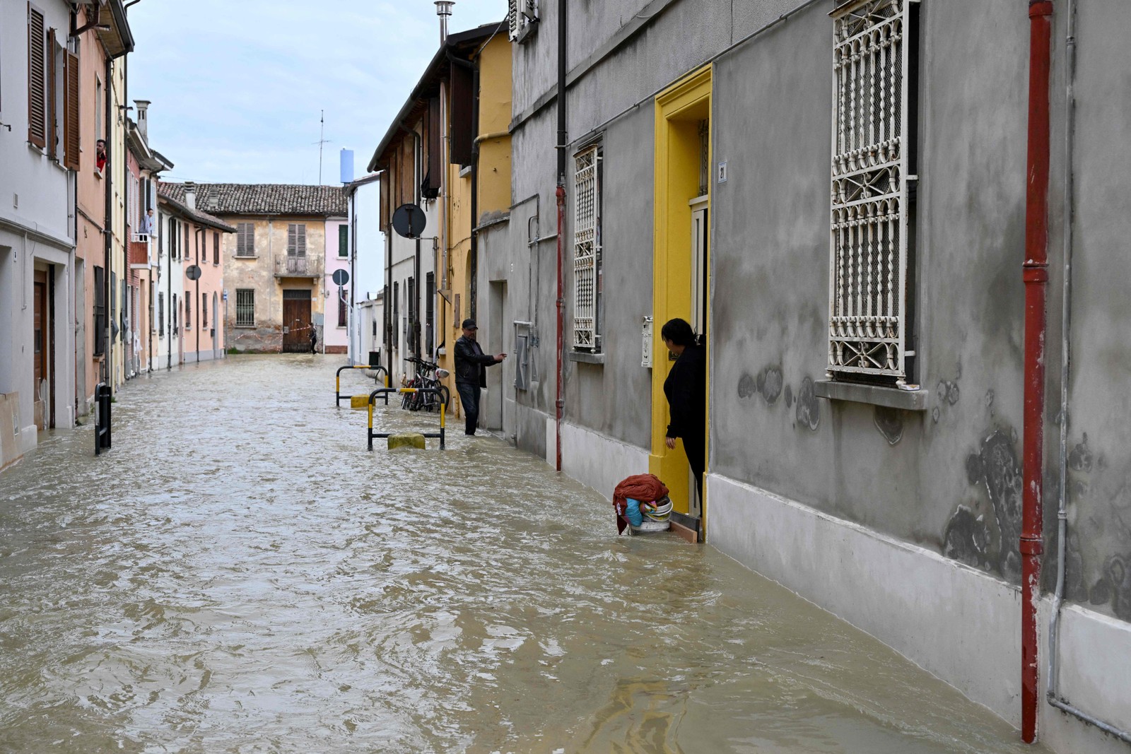 Moradores tiveram casas invadidas pela água em algumas ruas de Lugo — Foto: Andreas SOLARO / AFP