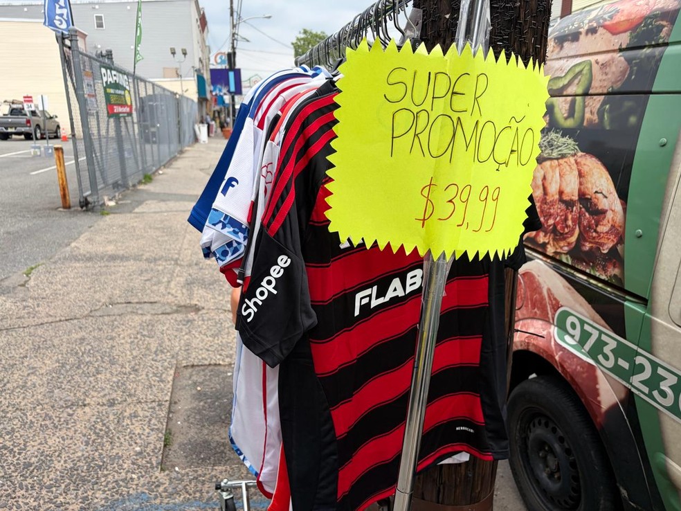Camisas de clubes de futebol brasileiros são vendidas na rua em Ironbound, Nova Jersey — Foto: Rafael Oliveira