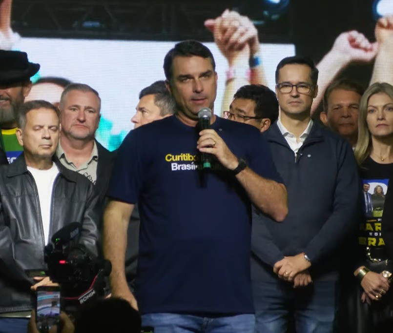 Flávio tenta neutralizar discurso de Lula e questiona se quem vive em áreas sob jugo de facções 'não merece soberania'