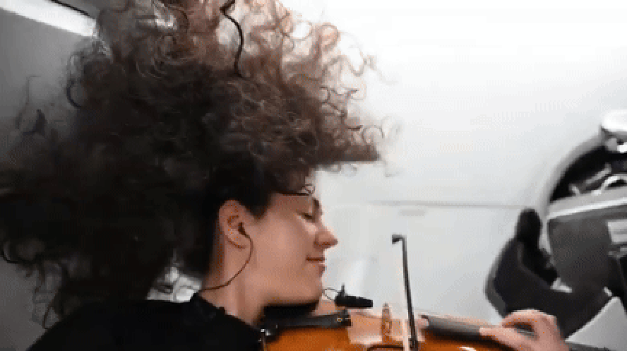 Engenheira da SpaceX toca violino no Espaço