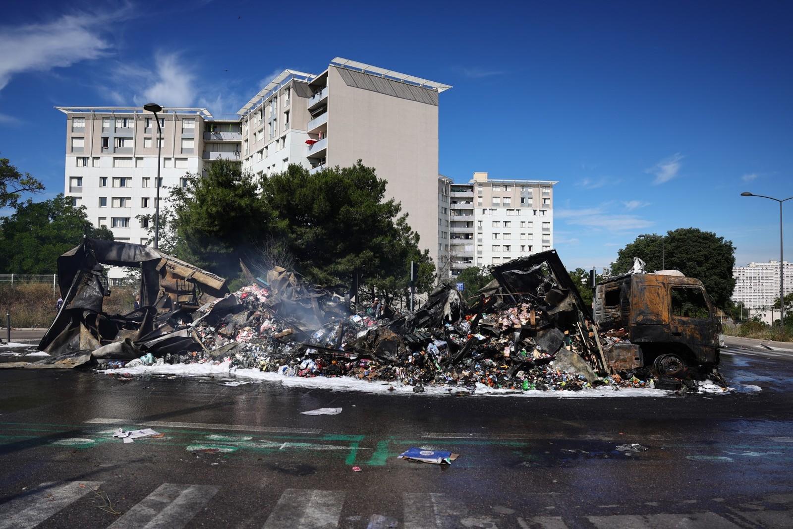 Caminhão de mercadorias queimado perto de uma loja Aldi no bairro de Les Flamants, no norte de Marselha, sul de França, em 1º de julho de 2023, após uma quarta noite consecutiva de protestos no país — Foto: CLEMENT MAHOUDEAU / AFP