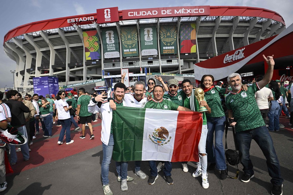 Torcedores do México começam a chegar no Estádio Azteca, palco da abertura da Copa do Mundo 2026 — Foto: Alfredo ESTRELLA / AFP