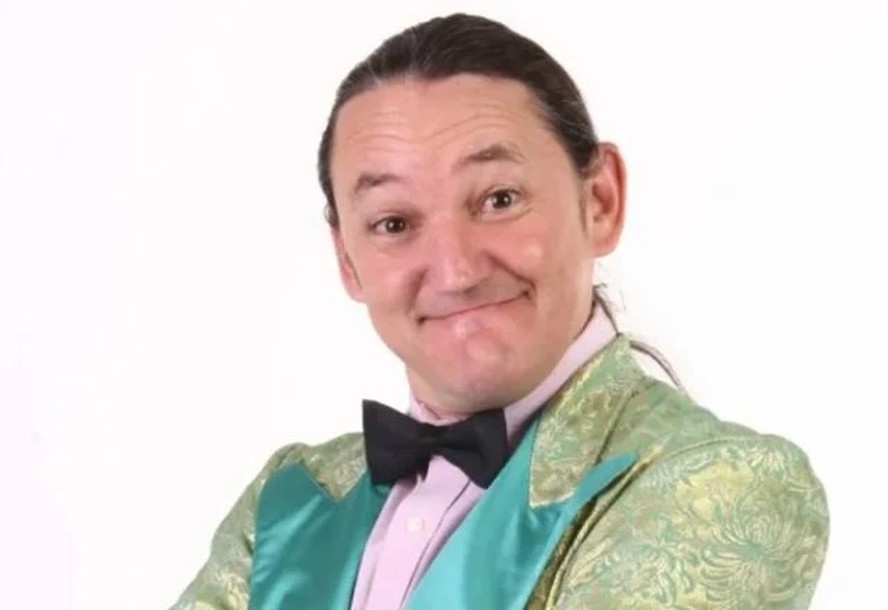 Fãs reagem após Marquito, do 'Programa do Ratinho', sofrer mal súbito e cair de moto: 'Vai dar tudo certo'