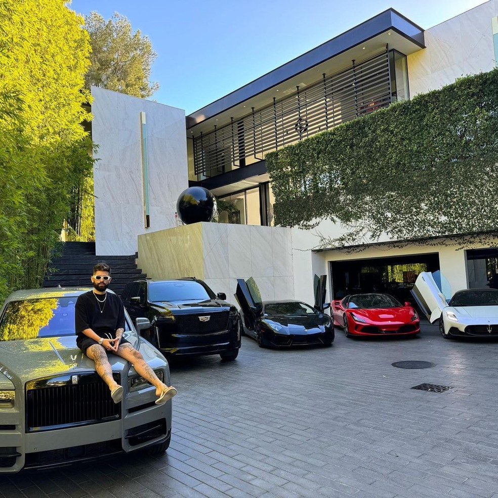Ferrari na garagem e dinheiro para fãs: de onde vem a fortuna de Ruyter  Poubel, influencer amigo de Jade Picon?