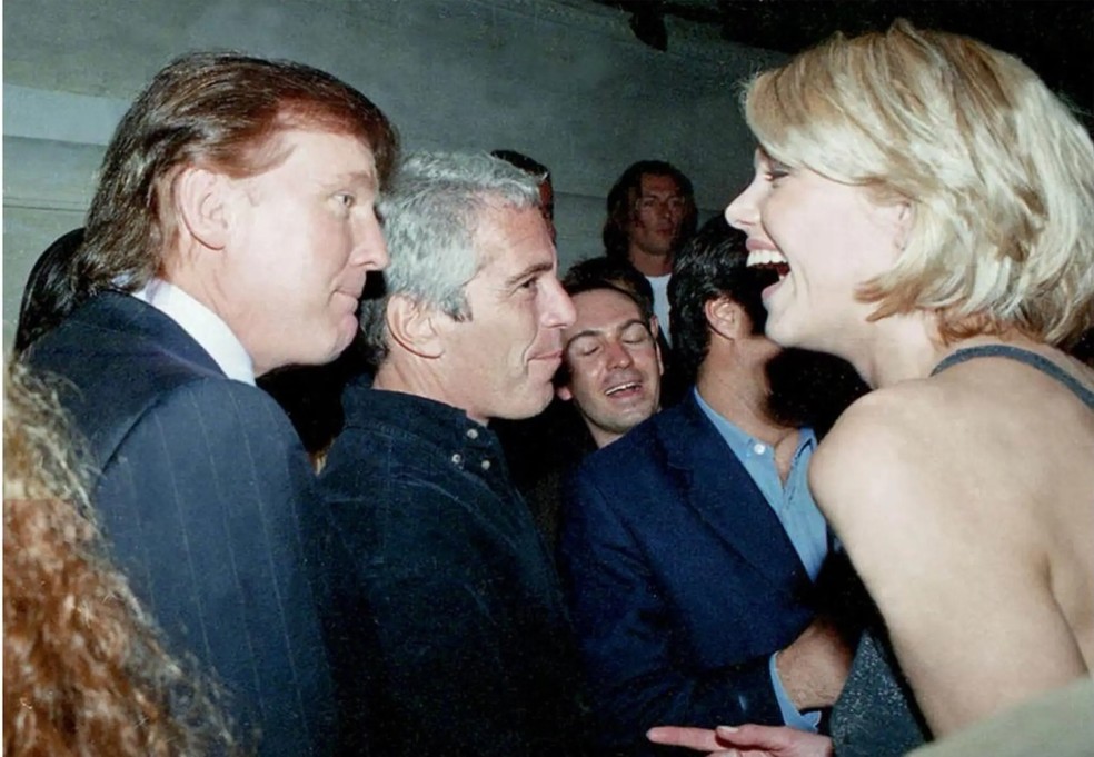 Trump and Epstein at a Victoria's Secret party in New York, 1997 — Photo: reproduction