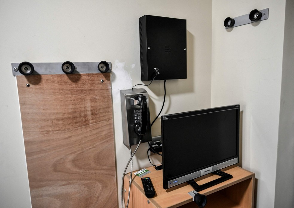 Cela na penitenciária de La Santé, em Paris, tem telefone fixo e televisão — Foto: STEPHANE DE SAKUTIN / AFP / Arquivo
