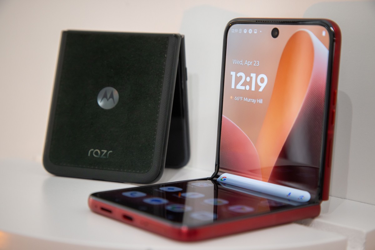 Motorola lança telefone Razr com IA por cerca de R$ 7,3 mil e fones de ouvido Swarovski