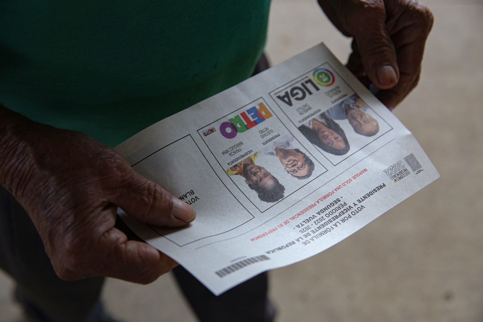 Idoso segura uma cédula em local de votação durante a eleição presidencial em Suarez, departamento de Cauca, Colômbia — Foto: AFP