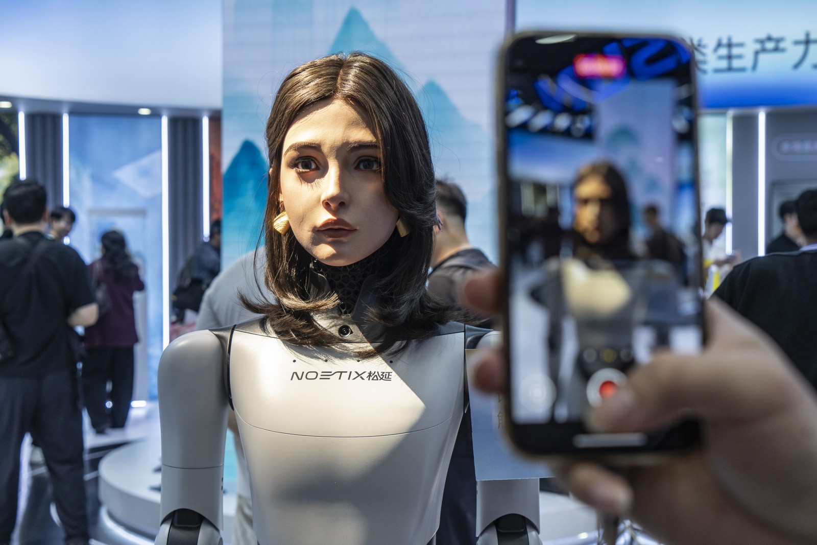 Beleza da rob&ocirc; bi&ocirc;nica Xiaoyue (X-Head 1), da Noetix Robotics, impressiona: cabelos lisos, sobrancelha bem feita, boca de 'bonequinha' e at&eacute; o franzido da testa chamam a aten&ccedil;&atilde;o dos visitantes da Confer&ecirc;ncia de Pequim &mdash; Foto: Qilai Shen/Bloomberg