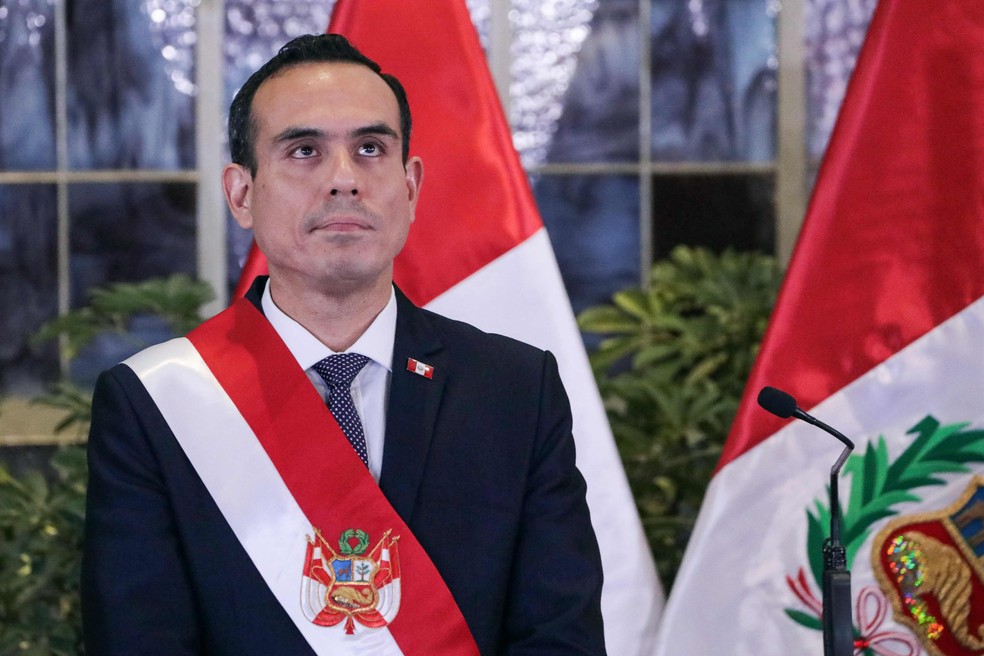 José Jerí, presidente interino do Peru, durante cerimônia de apresentação de seu Gabinete — Foto: Connie France/AFP