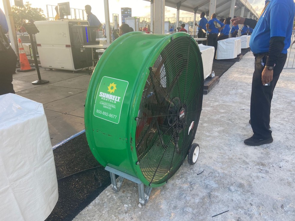 Ventilador gigante para amenizar o calor em Orlando — Foto: Diogo Dantas