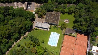 Área de lazer da casa, com piscina e heliponto: as quadras de esportes não fazem parte do imóvel  — Foto: Pablo Jacob/Agência O Globo
