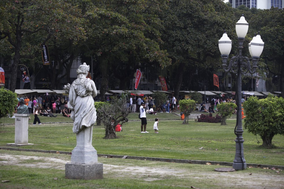 Primeiro dia com expositores da Feira da Glória na Praça Paris tem clima tranquilo e familiar — Foto: Fabiano Rocha/Agência O Globo