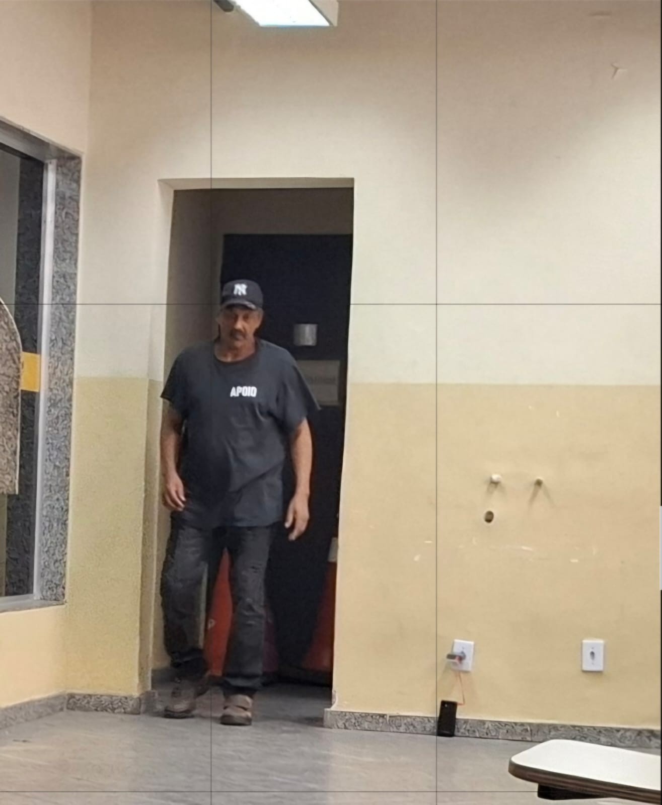 Abordagem e agressões a homem confundido com bandido duraram mais de nove minutos; uma pessoa foi presa. Veja vídeo - QTU Questões do Universo
