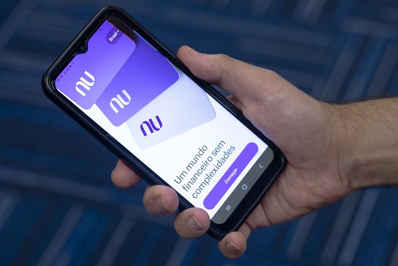 Ações do Nubank caem mais de 10% após troca de diretor financeiro e em meio a piora no cenário de crédito no Brasil