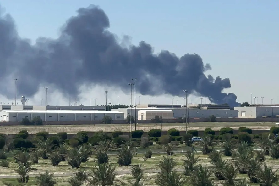 Fumaça sobe do aeroporto internacional do Kuwait após um suposto ataque iraniano com drone